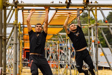 Poznan, Polonya - Haziran 2021: Yağmurlu günlerde zorlu bir engelli yarış