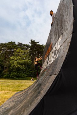 Poznan, Polonya - Haziran 2021: Yağmurlu günlerde zorlu bir engelli yarış