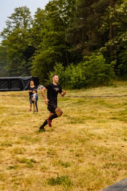 Poznan, Polonya - Haziran 2021: Yağmurlu günlerde zorlu bir engelli yarış