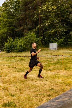 Poznan, Polonya - Haziran 2021: Yağmurlu günlerde zorlu bir engelli yarış