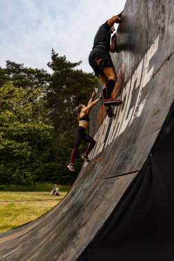 Poznan, Polonya - Haziran 2021: Yağmurlu günlerde zorlu bir engelli yarış