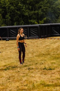 Poznan, Polonya - Haziran 2021: Yağmurlu günlerde zorlu bir engelli yarış