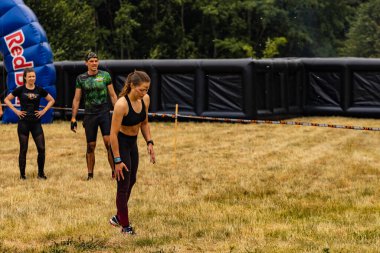 Poznan, Polonya - Haziran 2021: Yağmurlu günlerde zorlu bir engelli yarış