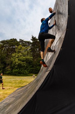 Poznan, Polonya - Haziran 2021: Yağmurlu günlerde zorlu bir engelli yarış