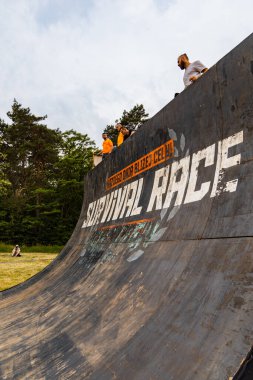 Poznan, Polonya - Haziran 2021: Yağmurlu günlerde zorlu bir engelli yarış