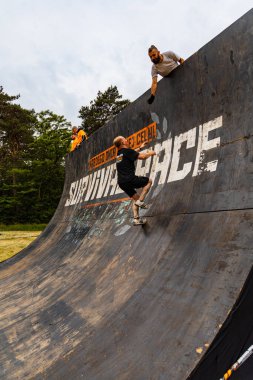 Poznan, Polonya - Haziran 2021: Yağmurlu günlerde zorlu bir engelli yarış