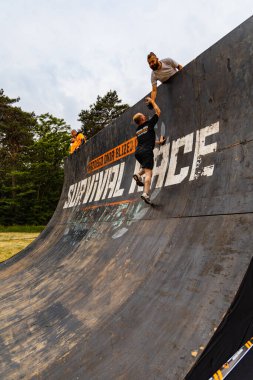 Poznan, Polonya - Haziran 2021: Yağmurlu günlerde zorlu bir engelli yarış