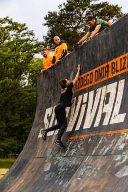 Poznan, Polonya - Haziran 2021: Yağmurlu günlerde zorlu bir engelli yarış