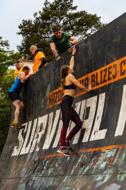 Poznan, Polonya - Haziran 2021: Yağmurlu günlerde zorlu bir engelli yarış