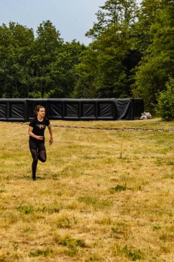 Poznan, Polonya - Haziran 2021: Yağmurlu günlerde zorlu bir engelli yarış