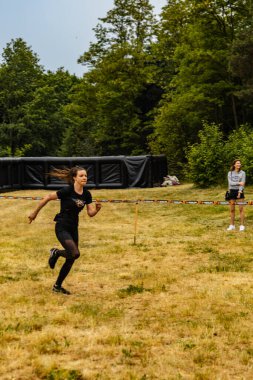 Poznan, Polonya - Haziran 2021: Yağmurlu günlerde zorlu bir engelli yarış