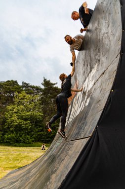 Poznan, Polonya - Haziran 2021: Yağmurlu günlerde zorlu bir engelli yarış