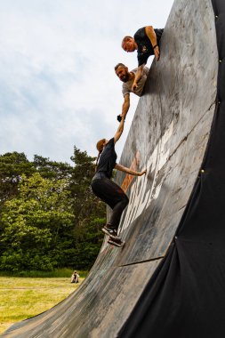 Poznan, Polonya - Haziran 2021: Yağmurlu günlerde zorlu bir engelli yarış