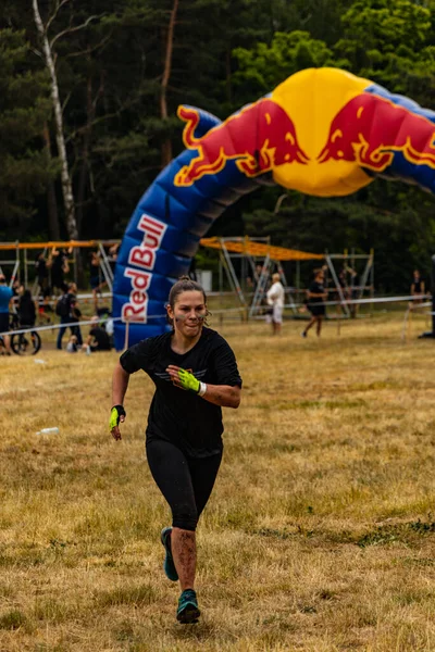 Poznan, Polonya - Haziran 2021: Yağmurlu günlerde zorlu bir engelli yarış