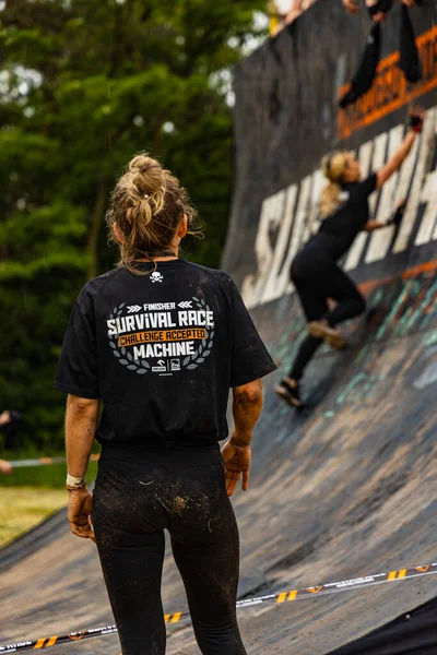 Poznan, Polonya - Haziran 2021: Yağmurlu günlerde zorlu bir engelli yarış