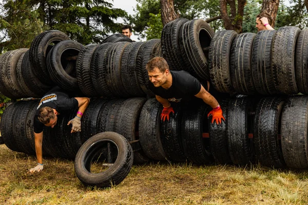 Poznan, Polonya - Haziran 2021: Yağmurlu günlerde zorlu bir engelli yarış