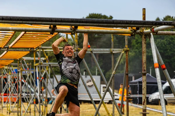 Poznan, Polonya - Haziran 2021: Yağmurlu günlerde zorlu bir engelli yarış