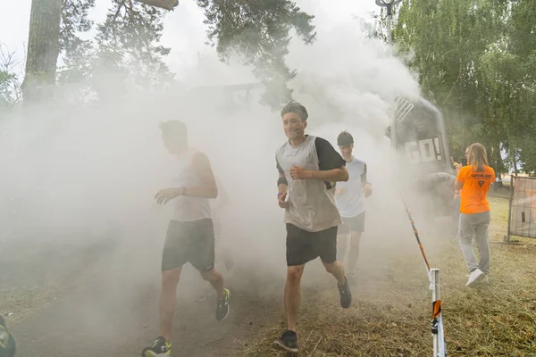 Poznan, Polonya - Haziran 2021: Yağmurlu günlerde zorlu bir engelli yarış