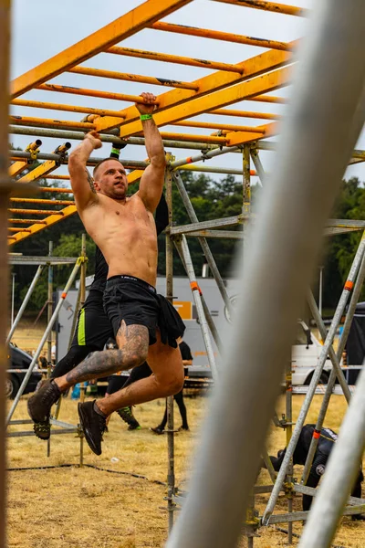 Poznan, Polonya - Haziran 2021: Yağmurlu günlerde zorlu bir engelli yarış