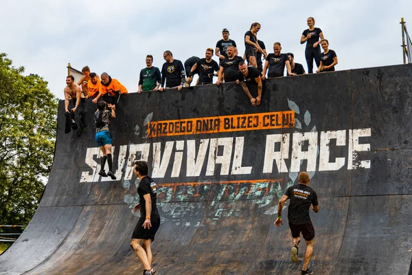 Poznan, Polonya - Haziran 2021: Yağmurlu günlerde zorlu bir engelli yarış