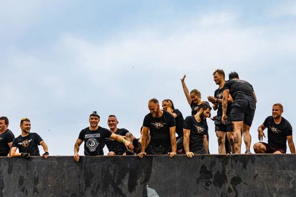 Poznan, Polonya - Haziran 2021: Yağmurlu günlerde zorlu bir engelli yarış