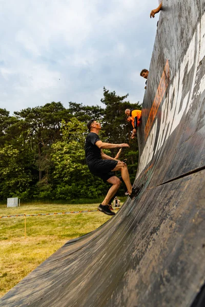 Poznan, Polonya - Haziran 2021: Yağmurlu günlerde zorlu bir engelli yarış