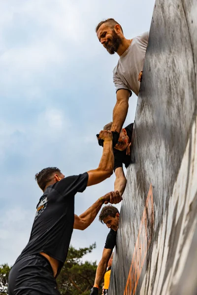 Poznan, Polonya - Haziran 2021: Yağmurlu günlerde zorlu bir engelli yarış