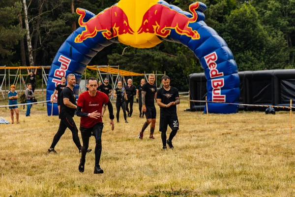 Poznan, Polonya - Haziran 2021: Yağmurlu günlerde zorlu bir engelli yarış