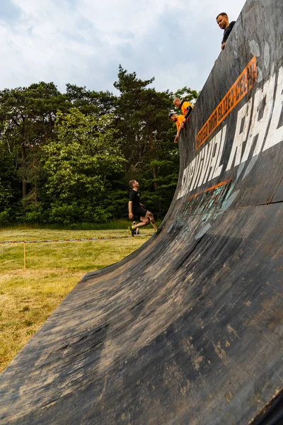 Poznan, Polonya - Haziran 2021: Yağmurlu günlerde zorlu bir engelli yarış