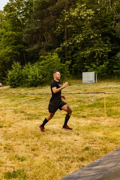 Poznan, Polonya - Haziran 2021: Yağmurlu günlerde zorlu bir engelli yarış