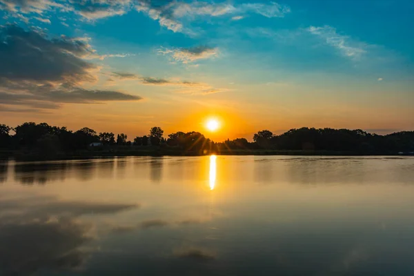 Beautiful Rising Sun Odra River Full Reflections Water Cloudy Sky — Fotografia de Stock