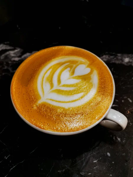 Tulpen Latte Art Auf Latte Kaffee Weißer Tasse Auf Schwarzem — Stockfoto