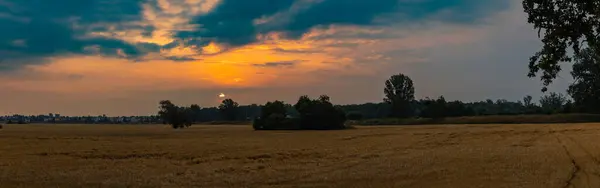 Großes Panorama Des Schönen Bewölkten Sonnenaufgangs Über Dem Großen Gelben — Stockfoto