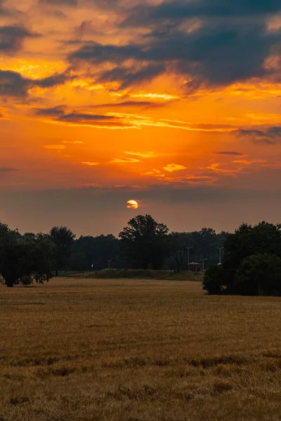 Schöner Bewölkter Sonnenaufgang Über Dem Großen Gelben Feld Und Den — Stockfoto