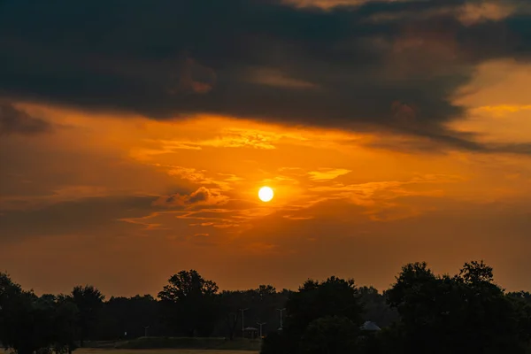 Schöner Bewölkter Sonnenaufgang Über Dem Großen Gelben Feld Und Den — Stockfoto