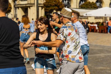 Wroclaw, Polonya - 31 Temmuz 2021: Rueda de Casino pazar meydanında açık etkinlik