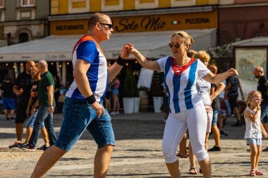 Wroclaw, Polonya - 31 Temmuz 2021: Rueda de Casino pazar meydanında açık etkinlik