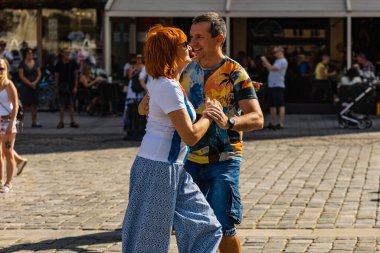 Wroclaw, Polonya - 31 Temmuz 2021: Rueda de Casino pazar meydanında açık etkinlik