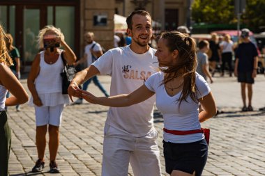 Wroclaw, Polonya - 31 Temmuz 2021: Rueda de Casino pazar meydanında açık etkinlik