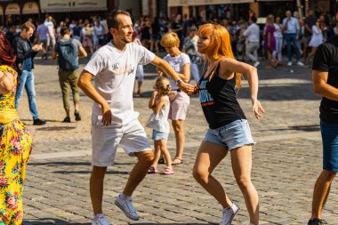 Wroclaw, Polonya - 31 Temmuz 2021: Rueda de Casino pazar meydanında açık etkinlik