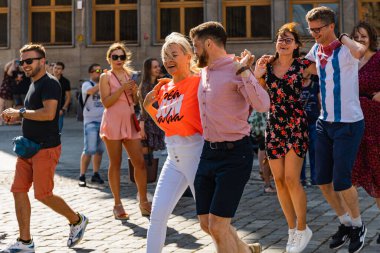 Wroclaw, Polonya - 31 Temmuz 2021: Rueda de Casino pazar meydanında açık etkinlik