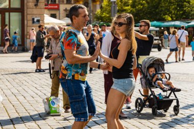 Wroclaw, Polonya - 31 Temmuz 2021: Rueda de Casino pazar meydanında açık etkinlik