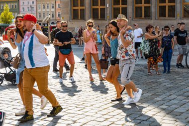 Wroclaw, Polonya - 31 Temmuz 2021: Rueda de Casino pazar meydanında açık etkinlik