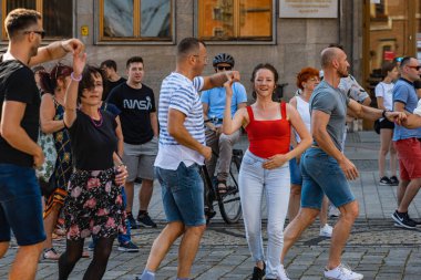 Wroclaw, Polonya - 31 Temmuz 2021: Rueda de Casino pazar meydanında açık etkinlik