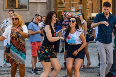 Wroclaw, Polonya - 31 Temmuz 2021: Rueda de Casino pazar meydanında açık etkinlik