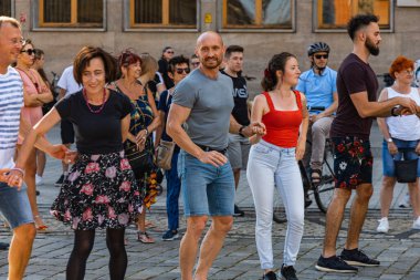 Wroclaw, Polonya - 31 Temmuz 2021: Rueda de Casino pazar meydanında açık etkinlik