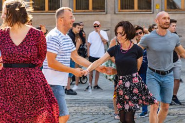 Wroclaw, Polonya - 31 Temmuz 2021: Rueda de Casino pazar meydanında açık etkinlik