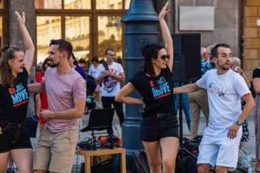 Wroclaw, Polonya - 31 Temmuz 2021: Rueda de Casino pazar meydanında açık etkinlik