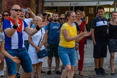 Wroclaw, Polonya - 31 Temmuz 2021: Rueda de Casino pazar meydanında açık etkinlik