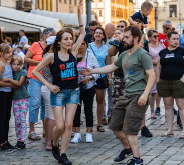 Wroclaw, Polonya - 31 Temmuz 2021: Rueda de Casino pazar meydanında açık etkinlik